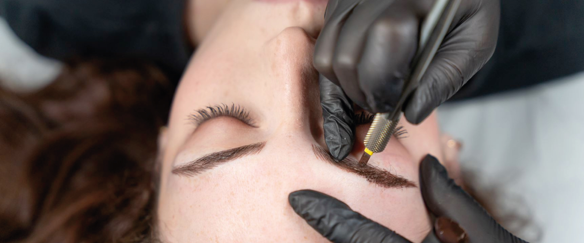 Le fasi del microblading alle sopracciglia